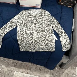 Six/Fifty - ( brand ) long sleeved shirt for women. Beautiful design. Size Large